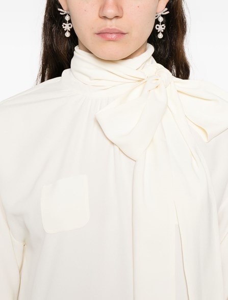 N° 21 - Blusa con fiocco
